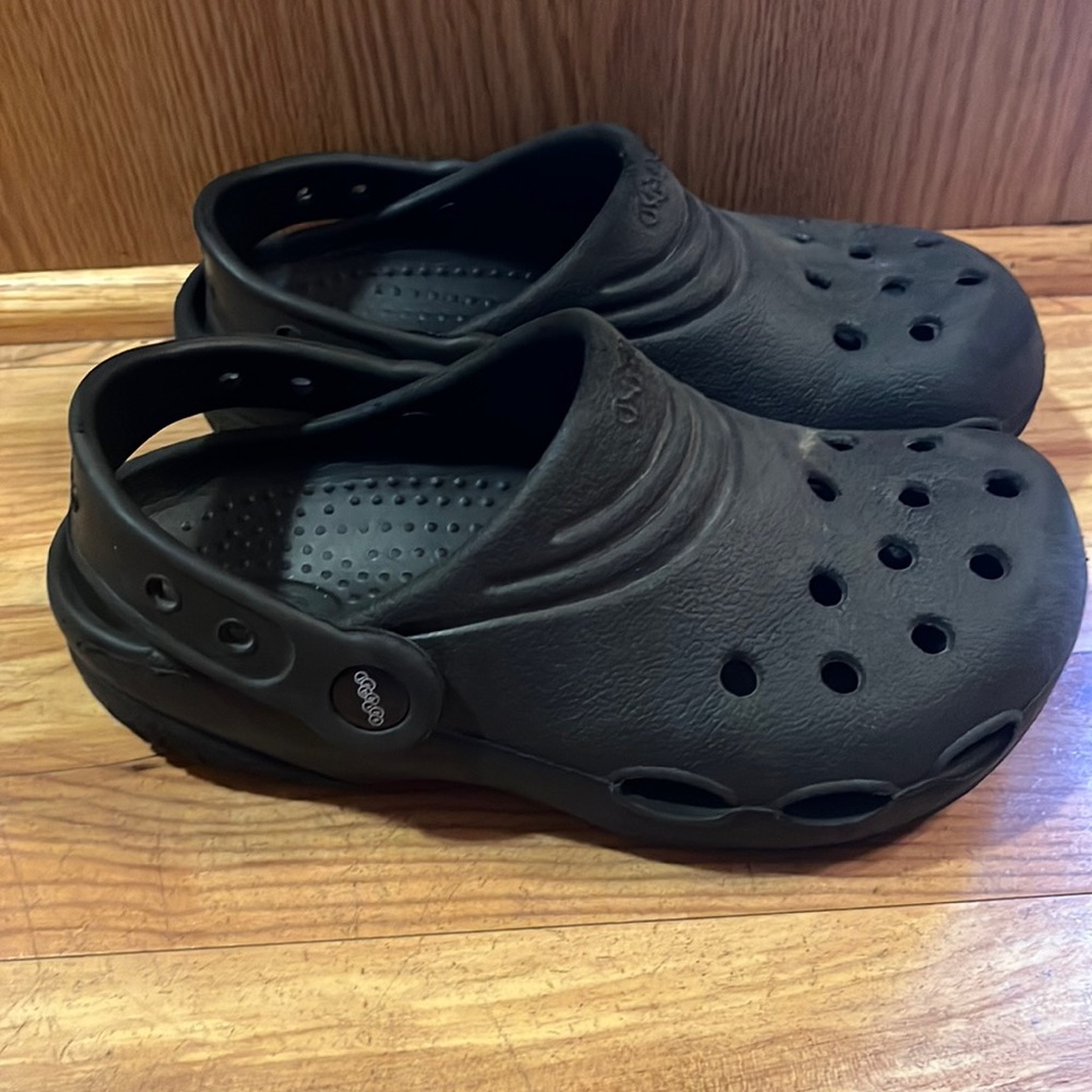 Jibbitz by Crocs XL Junior size 1 - 2 black rubber clogs sandals heel strap EUC